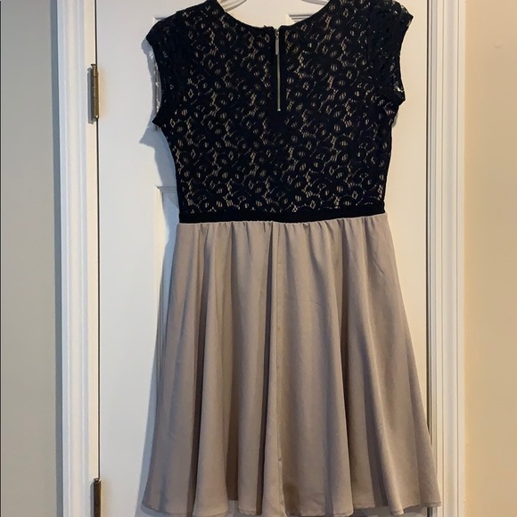 NY collection lace top dress. - Picture 4 of 7